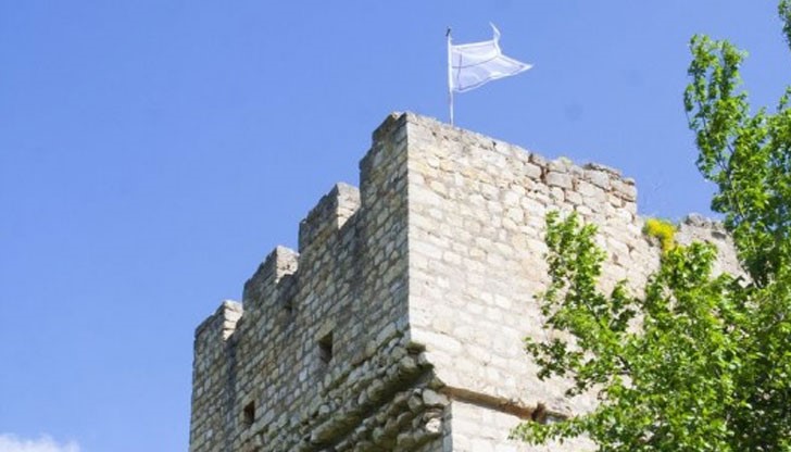 Знамето на Средновековния град Червен  от днес се вее над кулата в западната част на цитаделата