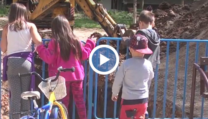 Дълбокият ров е отпреди повече от месец, когато са разкопали за поставяне на нови тръби