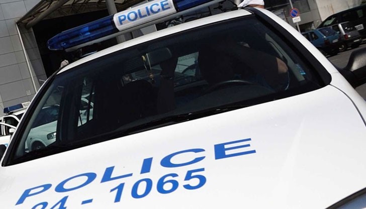 Мъж наби млада жена заради засичане на автомобилите им пред магазин в столицата
