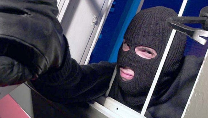 Крадците задигат метална каса, пълна с пари Крадците задигат метална каса, пълна с пари