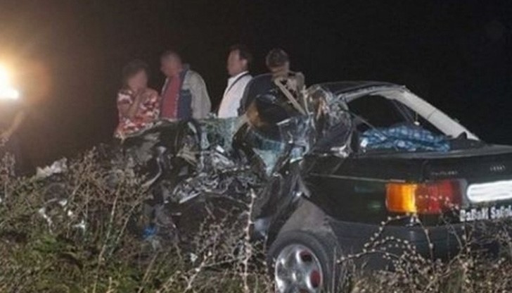 Екипите рязаха ламарини, за да извадят хората Екипите рязаха ламарини, за да извадят хората