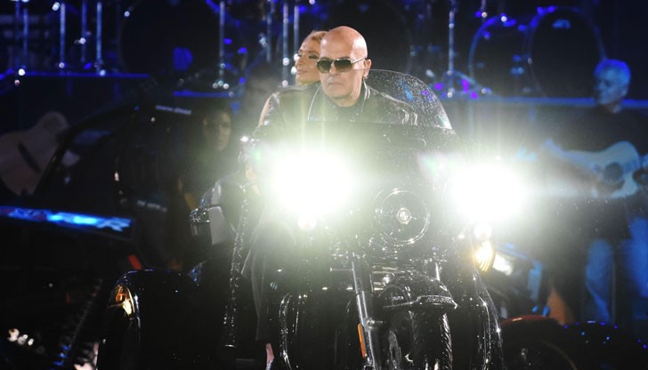 Новината от последните часове е, че Дългия и „Ку-ку бенд" преместиха шоуто си, което първоначално бе планирано за 23 април в зала „Трокси" Новината от последните часове е, че Дългия и „Ку-ку бенд" преместиха шоуто си, което първоначално бе планирано за 23 април в зала „Трокси"