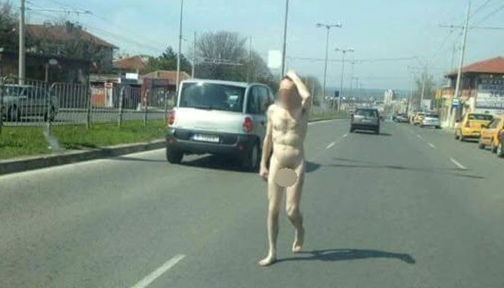 Двама психичноболни мъже стреснаха русенските шофьори, тичайки голи между колите