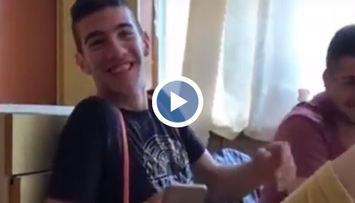 Група ученици се забавляват, като се заяждат с преподавателката си