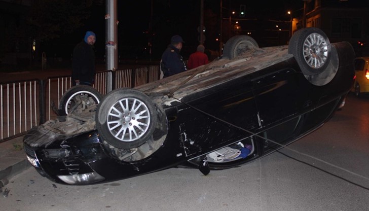 Лек автомобил "Ауди" се преобърна по таван в центъра на Казанлък