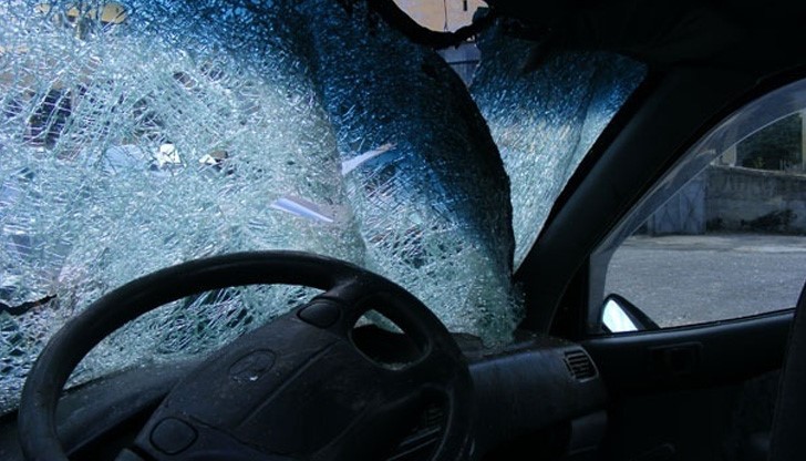 В резултат на удара е пострадала возещата се отпред вдясно на българския автомобил 21-годишна жена от гр. Русе В резултат на удара е пострадала возещата се отпред вдясно на българския автомобил 21-годишна жена от гр. Русе