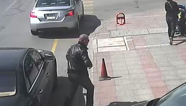 Аптечният олигарх Веселин Марешки е забелязан да влиза в централата на "Лукойл" Аптечният олигарх Веселин Марешки е забелязан да влиза в централата на "Лукойл"