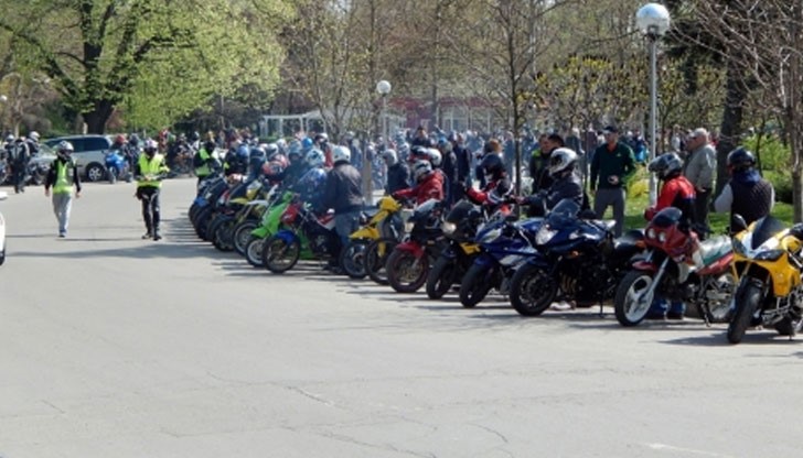 Мотоклубовете от Русе и свободните мотористи се събраха в 10:00 пред Вазата в Парка на младежта