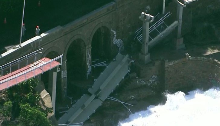 В Рио де Жанейро огромна вълна срина велосипедна алея и отнссе хора в открития океан