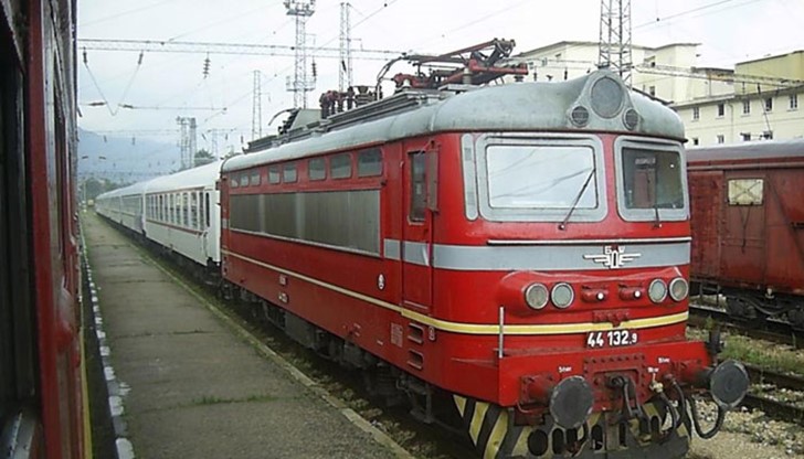 Националният железопътен превозвач ви пожелава светли Великденски празници и приятно пътуване!