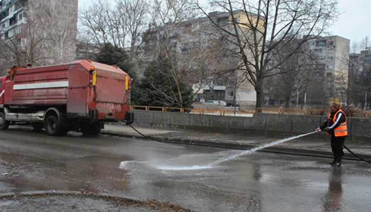 Продължава механичното миене на уличната мрежа в Русе Продължава механичното миене на уличната мрежа в Русе