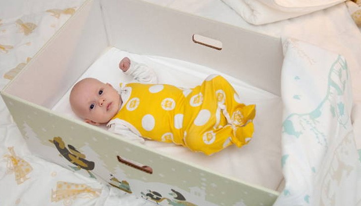 В редица държави майките получават такива бебешки легла при раждането