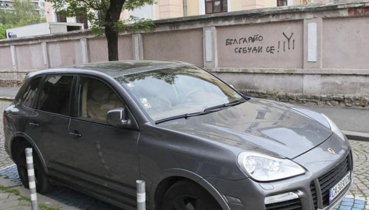 Обяснението на служителя на пътна полиция беше, че в момента не могат да открият ЕГН-то на собственика