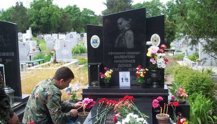 Панихида в памет на загиналия преди 11 години в Ирак офицерски кандидат Валентин Донев ще бъде отслужена днес