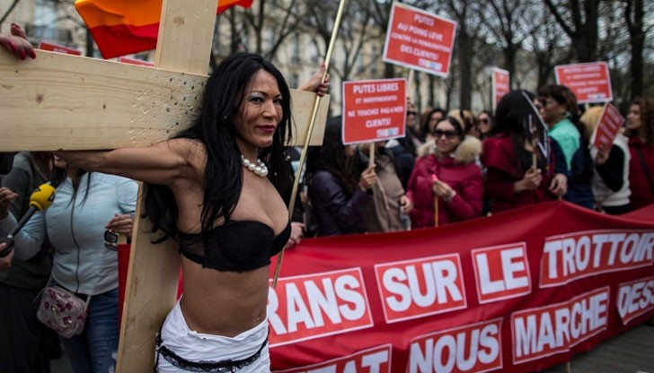 Франция ще глобява клиентите на проститутките