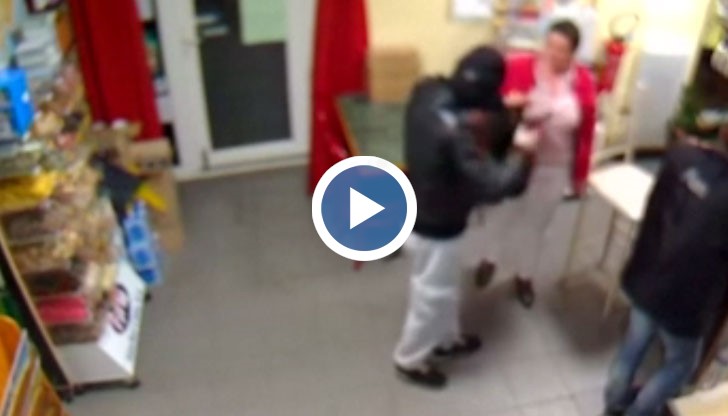 Собственичката осуети грабежът  докато държи в ръцете си бебе