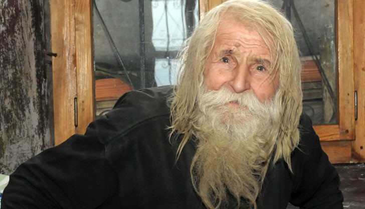 101-годишният благодетел има своя стаичка в Божия храм