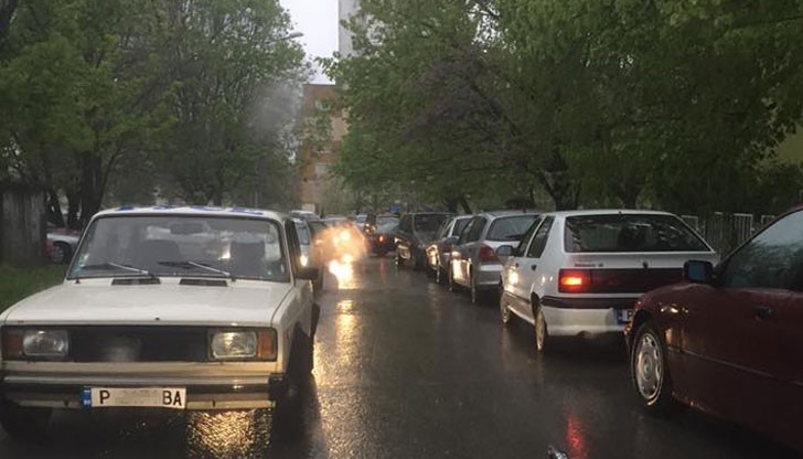 Така паркират тарикатите до детските учебни заведения!