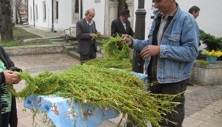 Върбовите клонки символизират палмовите, с които е бил посрещнат Исус Христос в Йерусалим, според преданията, яздейки магаре Върбовите клонки символизират палмовите, с които е бил посрещнат Исус Христос в Йерусалим, според преданията, яздейки магаре