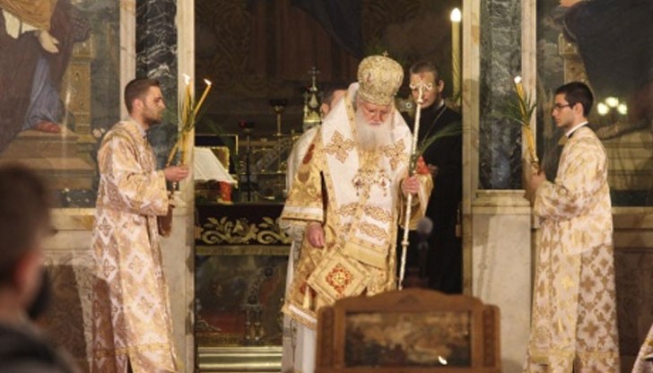 Патриарх Неофит ходи едва-едва и превит на две