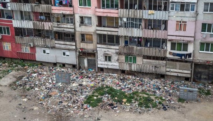 Ромите признават, че ги мързи да стигнат до казаните за боклук