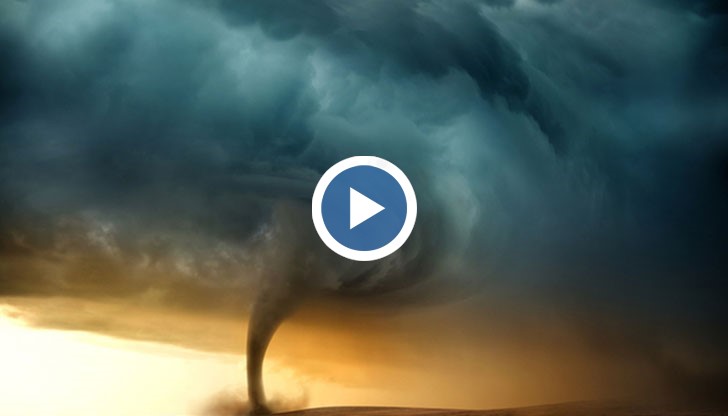 Природното явление е изминало почти две мили, през които е нанесло щети на осем къщи