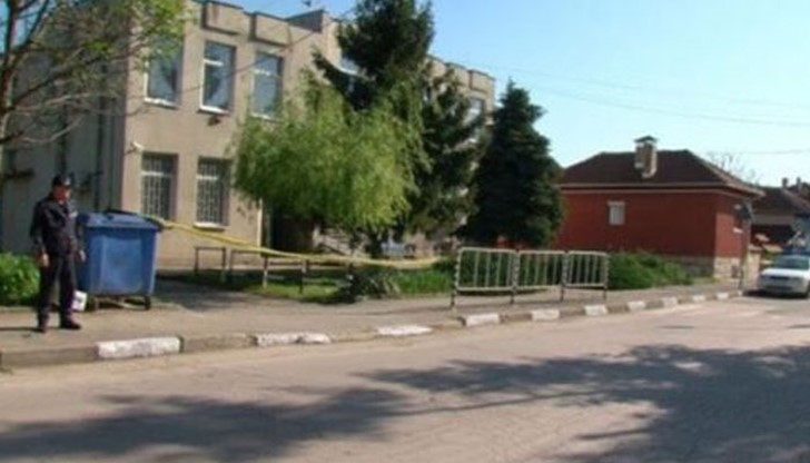 Служители чули звънене и помислили, че е бомба?! Служители чули звънене и помислили, че е бомба?!