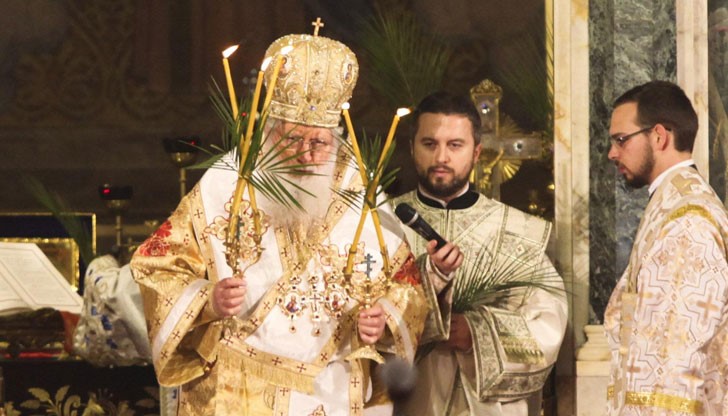 Стотици миряни присъстваха на тържественото богослужение по случай Цветница