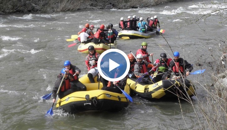 Първите 6 лодки, сред които и една с румънци, поеха по бързеите на Струма