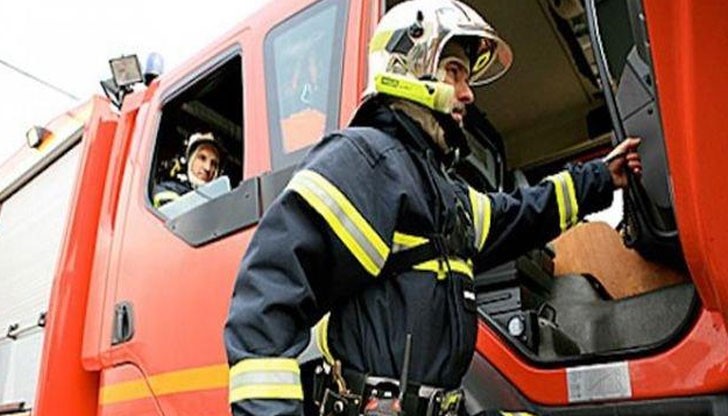 Пожарникарите са оказали помощ за транспортиране на трудноподвижна жена