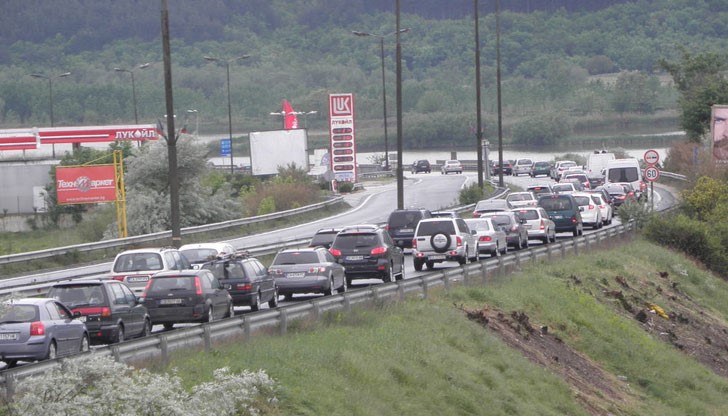 Голямо задръстване от автомобили на главен път Е-79 на изхода на Благоевград в посока Симитли