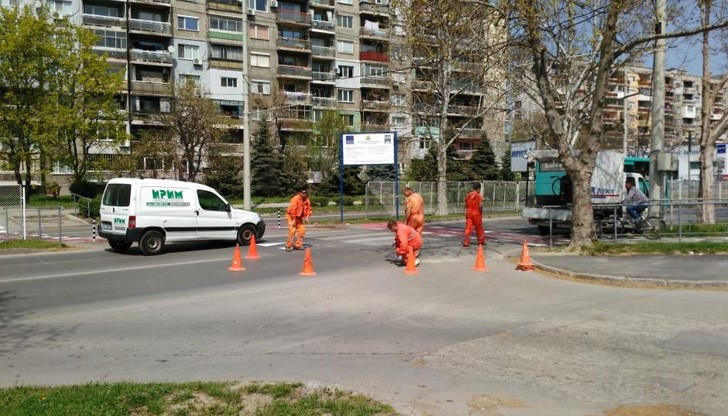 С предимство се боядисват местата, където велосипедисти и пешеходци пресичат улици и булеварди С предимство се боядисват местата, където велосипедисти и пешеходци пресичат улици и булеварди