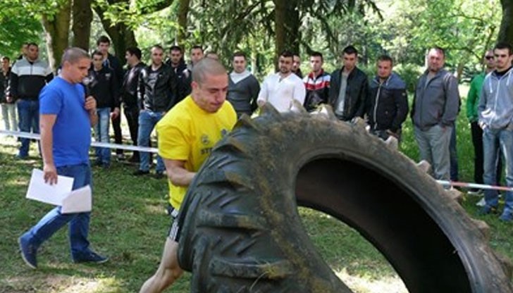 Четвъртокурсникът Момчил Мицов е най-силният студент на Русенския университет, стана ясно след вчерашния турнир по силов многобой