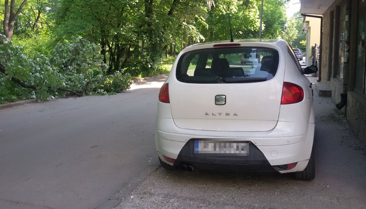 "Баровците" паркират на тротоара!