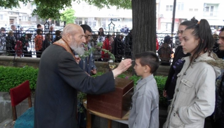 Лошото време не попречи на русенци да спазят традицията