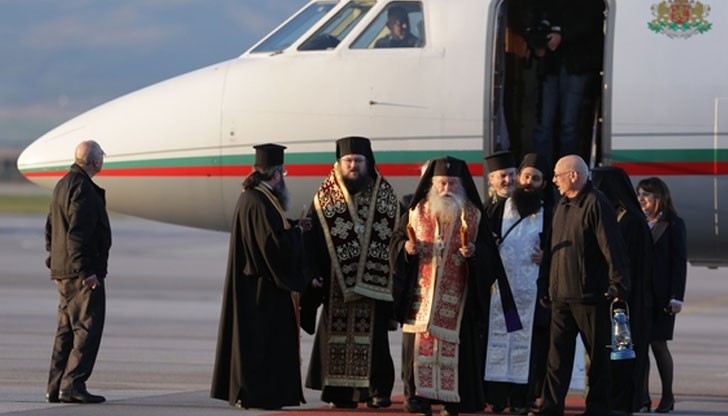 От летище "София" Благодатният огън ще бъде пренесен в параклиса на Синодалната палата в София