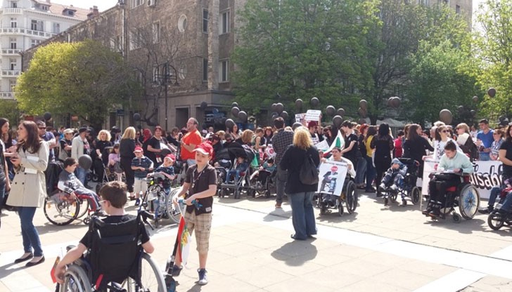 Недоволните родители са пристигнали от цялата страна заедно с децата си, Недоволните родители са пристигнали от цялата страна заедно с децата си,