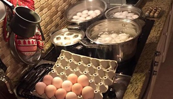 Илияна Раева вари яйца едновременно в четири тенджери