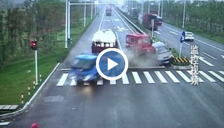 Два камиона връхлетяха върху скутера на китаец, който се спаси, като побягна