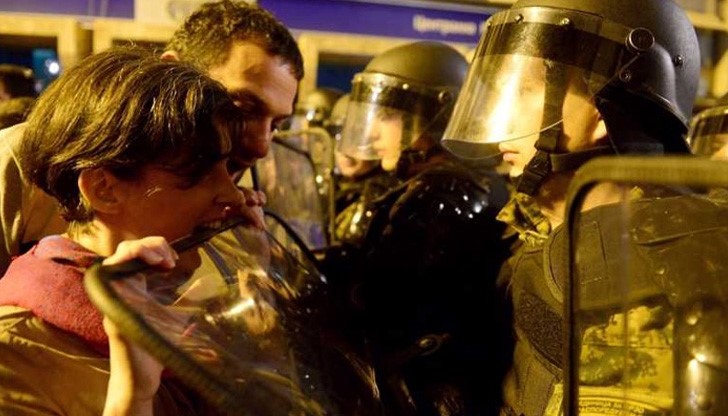 Протестиращи срещу полицаи в Скопие