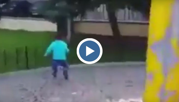 Непознат турчин плаши невръстния бежанец със самолет - бомбардировач