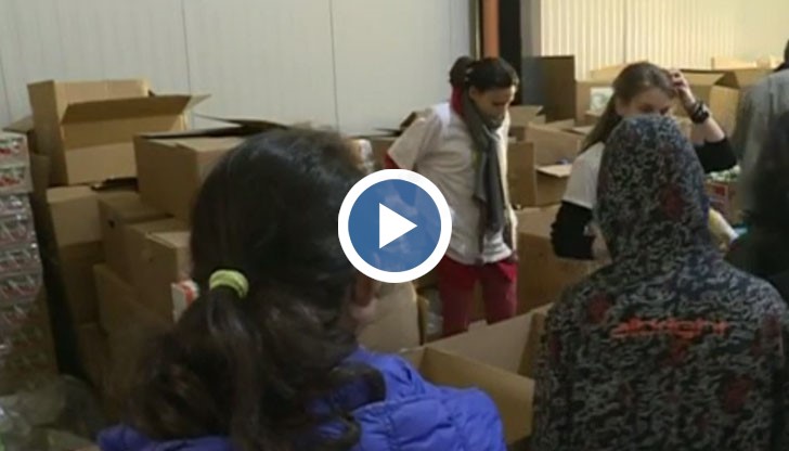Стотици доброволци вече започнаха с опаковането на пакетите с храна