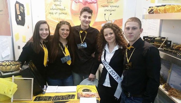 Ученици от ПГИУ „Елиас Канети“ – Русе взеха участие в панаир под мотото „Да подадем ръка на бъдещето си“