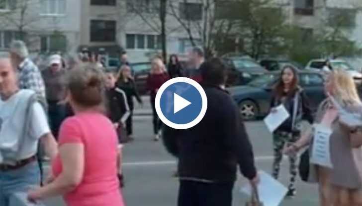 Протестиращите се оплакват, че ромите в района разбиват редовно мазетата и колите им