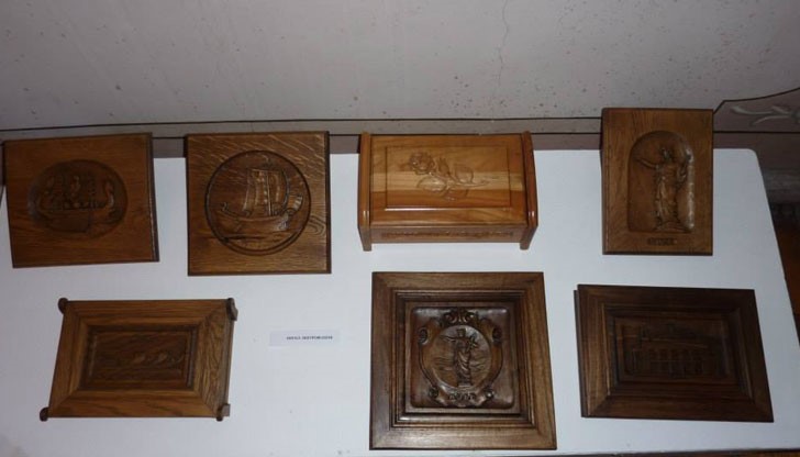 В експозицията са представени 21 майстори с творби от различен занаят