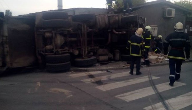 Водачът изгубва контрол, врязва се в баничарницата и се преобръща