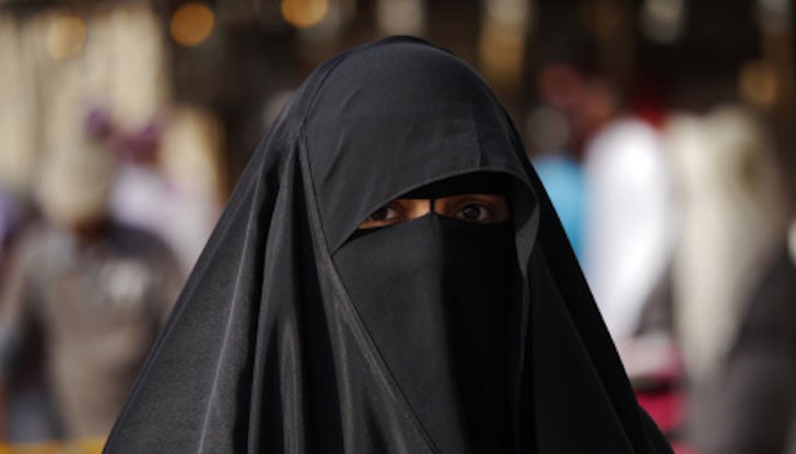 „Носим бурки, защото Господ така иска“, защитава се забулена жена от мюсюлманската махала в Пазарджик