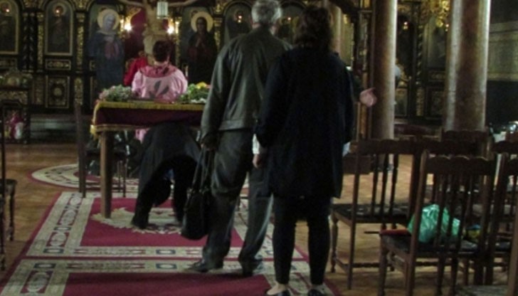 Хората посещават църквите и по традиция минават под масата, като оставят цветя върху иконата на нея
