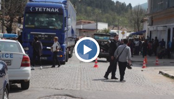 Роми залели с бензин камиона и се опитали да го запалят