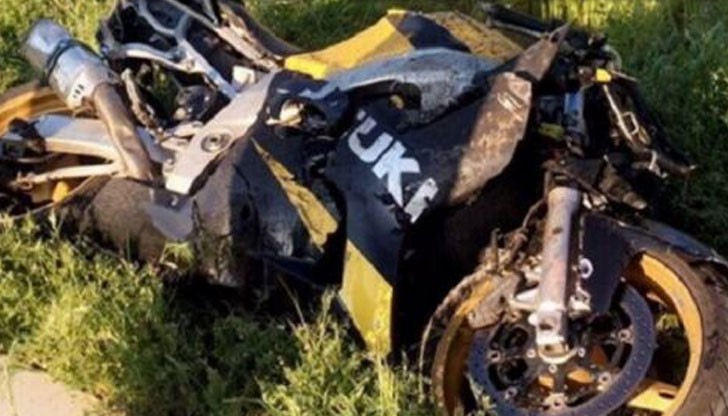 От тежкия удар предната част на пистовия мотор "Сузуки" е разбита, а каската на водача изхвърчала на метри от машината